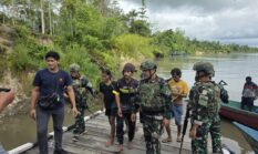 TNI Kembali Evakuasi 4 Pendulang Emas Korban Teror OPM di Pegunungan Bintang