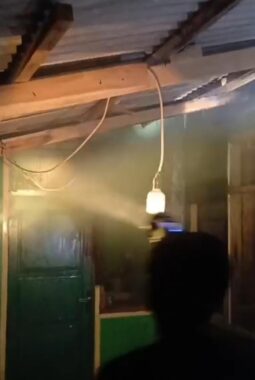 BEREDAR DIMEDSOS KANTOR KUA MEKARMUKTI Di LALAP SI JAGO MERAH, WARGA BERHASIL PADAMKAN API  ​