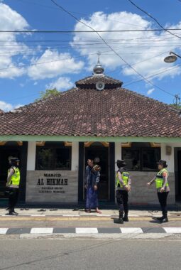 Polwan Polres Wonogiri Patroli Jumat Siang, Imbau Jamaah Waspada Kejahatan 3C