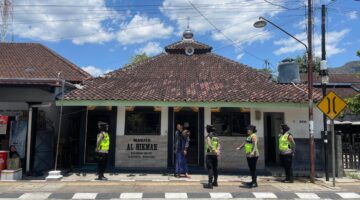 Polwan Polres Wonogiri Patroli Jumat Siang, Imbau Jamaah Waspada Kejahatan 3C