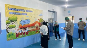 Pastikan Makanan Higienis, Polsek Bungbulang Pantau Inspeksi Kesehatan Jasa Boga di SPPG Sinarjaya