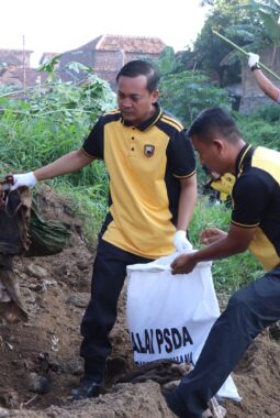Mahasiswa, TNI-Polri dan Forkopimda Bersihkan Kali Gelis Kudus