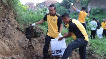 Mahasiswa, TNI-Polri dan Forkopimda Bersihkan Kali Gelis Kudus