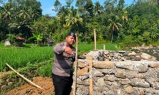 Dukung Mobilitas Warga, Satbrimob Polda Banten Revitalisasi Jembatan di Bayah