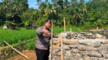 Dukung Mobilitas Warga, Satbrimob Polda Banten Revitalisasi Jembatan di Bayah