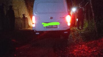 Gagal Menanjak di Jalan Rusak, Mobil Grandmax Terperosok ke Jurang Saluran di Caringin Garut