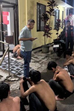 Patroli Presisi Polres Garut Amankan Enam Pemuda Diduga Akan Terlibat Tawuran, Dua Orang Kedapatan Membawa Senjata Tajam