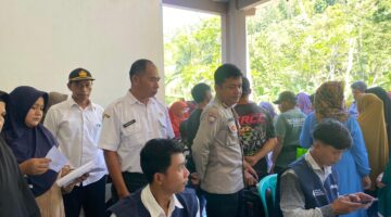 Sinergi di Lapangan, Polsek Bungbulang Monitoring Penyaluran Bantuan Pangan 1.428 KPM di Desa Sinarjaya
