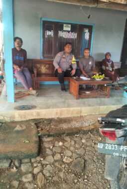 Bhabinkamtibmas Desa Lempong Antar Langsung Surat Izin Hajatan, Wujud Pelayanan Polri yang Dekat dengan Masyarakat