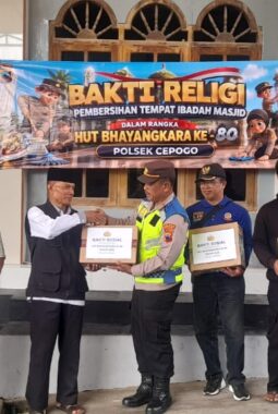 BAKTI RELIGI HARI BHAYANGKARA KE-80, POLRES BOYOLALI DAN POLSEK JAJARAN BERSIHKAN TEMPAT IBADAH SERTA SALURKAN BANTUAN