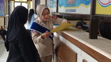 Polantas Menyapa di Satpas Karanganyar, Satlantas Berikan Panduan Lengkap Pembuatan SIM kepada Masyarakat