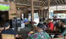 Pererat Kebersamaan, Anggota Kodim 0730/Gunungkidul Nobar Piala Dunia 2026 Bersama Warga di Angkringan Pak Zam.