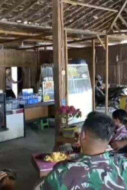 Pererat Kebersamaan, Anggota Kodim 0730/Gunungkidul Nobar Piala Dunia 2026 Bersama Warga di Angkringan Pak Zam.