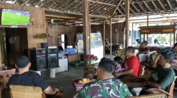 Pererat Kebersamaan, Anggota Kodim 0730/Gunungkidul Nobar Piala Dunia 2026 Bersama Warga di Angkringan Pak Zam.