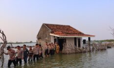 Terobos Rob 2 Kilometer, Kapolres Kendal Datangi Rumah Warga yang Terisolasi di Balok