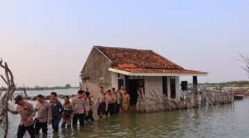 Terobos Rob 2 Kilometer, Kapolres Kendal Datangi Rumah Warga yang Terisolasi di Balok