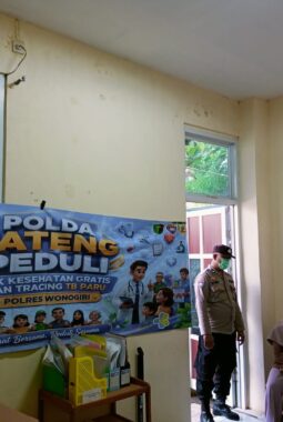 Peduli Kesehatan Masyarakat, Bhabinkamtibmas Polsek Purwantoro Dampingi Cek Kesehatan dan Tracing TBC