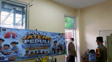 Peduli Kesehatan Masyarakat, Bhabinkamtibmas Polsek Purwantoro Dampingi Cek Kesehatan dan Tracing TBC