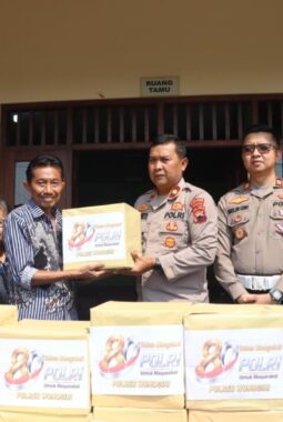 Sambut Hari Bhayangkara ke-80, Polres Wonogiri Tebar Kepedulian Melalui Bakti Sosial untuk Lansia dan Pekerja Sektor Informal
