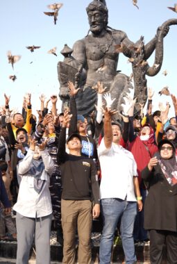Sambut HUT Polri ke-80, Polres Purworejo dan Komunitas Gelar Aksi Pelestarian Lingkungan di Pantai Dewaruci