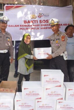 Polantas Menyapa : Hingga Hari ini 3.360 Paket Bansos dan 24 Titik Air Bersih Disalurkan Polda Riau 