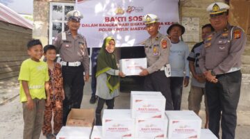 Polantas Menyapa : Hingga Hari ini 3.360 Paket Bansos dan 24 Titik Air Bersih Disalurkan Polda Riau 