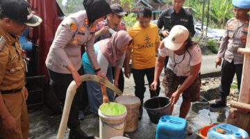 Kesulitan air bersih, Polres Semarang Salurkan 15.000 Liter Air Bersih.