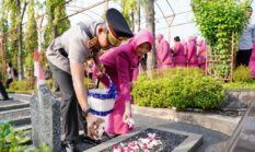 Jelang Hari Bhayangkara ke-80, Kapolda Jateng Pimpin Ziarah dan Tabur Bunga di TMP Giri Tunggal