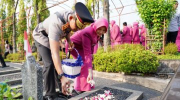 Jelang Hari Bhayangkara ke-80, Kapolda Jateng Pimpin Ziarah dan Tabur Bunga di TMP Giri Tunggal