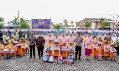 Sentuhan Humanis di Hari Bhayangkara ke-80, Kapolda Jateng dan Forkopimda Sukoharjo Bagikan 1000 Pasang Sepatu Gratis Bagi Pelajar