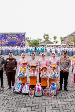 Sentuhan Humanis di Hari Bhayangkara ke-80, Kapolda Jateng dan Forkopimda Sukoharjo Bagikan 1000 Pasang Sepatu Gratis Bagi Pelajar