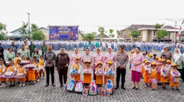 Sentuhan Humanis di Hari Bhayangkara ke-80, Kapolda Jateng dan Forkopimda Sukoharjo Bagikan 1000 Pasang Sepatu Gratis Bagi Pelajar