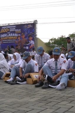 Sepatu Gratis dari Polres Sukoharjo Bukan Sekadar Bantuan, Pelajar Mengaku Lebih Termotivasi Belajar