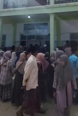 Terlihat Antusias Para Warga Bira Timur Terima Bantuan Beras dan Minyak Goreng