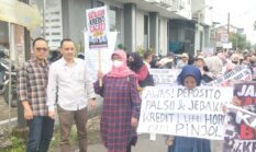Ratusan Korban Bank Mandiri Taspen Purwokerto, Geruduk danTuntut Pembatalan Kredit Bermasalah