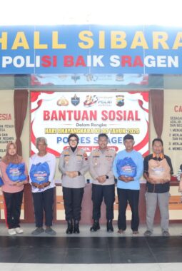 Tetangga Polres Jadi Prioritas, Kapolres Sragen Bagikan 200 Paket Sembako kepada Warga dan Tukang Becak di HUT Bhayangkara ke-80