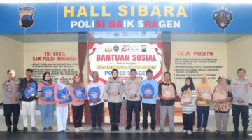 Tetangga Polres Jadi Prioritas, Kapolres Sragen Bagikan 200 Paket Sembako kepada Warga dan Tukang Becak di HUT Bhayangkara ke-80