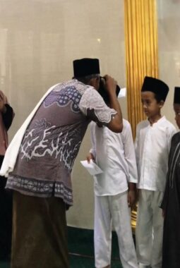 Air Mata Bahagia di Jumat Berkah: DKM Al-Ikhlas Bungbulang Santuni Anak Yatim pada Momentum Hari ‘Asyura