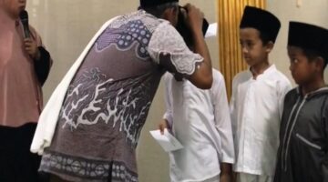 Air Mata Bahagia di Jumat Berkah: DKM Al-Ikhlas Bungbulang Santuni Anak Yatim pada Momentum Hari ‘Asyura
