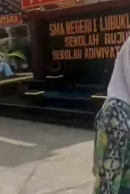 Diduga Keluhkan Permintaan Uang Rp8–10 Juta, Video Calon Orang Tua Siswa SMA Negeri 1 Lubuklinggau Viral di Media Sosial
