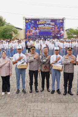Kapolda Jateng Bagikan 1.000 Pasang Sepatu Gratis dan Deklarasi Kamtibmas Bersama Generasi Muda Sukoharjo