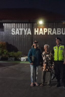 Lansia Asal Tegal Tersesat Usai Berwisata di Celosia, Ditemukan Selamat di Alun-alun Lama Ungaran.
