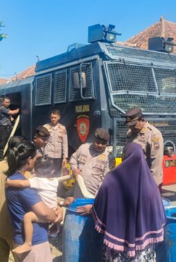 Ringankan Beban Warga, Sat Samapta Polres Jepara Salurkan 6.000 Liter Air Bersih di Kedungmalang