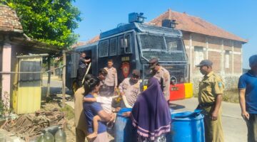 Ringankan Beban Warga, Sat Samapta Polres Jepara Salurkan 6.000 Liter Air Bersih di Kedungmalang
