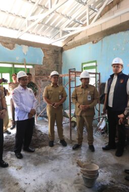Polres Semarang Bedah Tiga Rumah Warga, Bupati Semarang Apresiasi Kepedulian Polri kepada Masyarakat