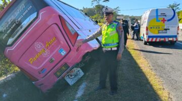 Bus Masuk Parit di Tol Bawen-Salatiga, Dua Penumpang Meninggal Dunia.