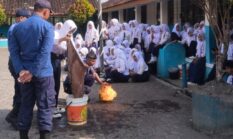 Siswa SMP PGRI Caringin Diajak “Akrab” dengan Api, Damkar Bungbulang Beri Edukasi Pencegahan Kebakaran