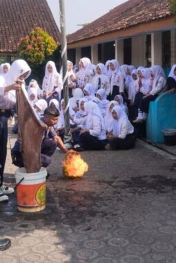 Siswa SMP PGRI Caringin Diajak “Akrab” dengan Api, Damkar Bungbulang Beri Edukasi Pencegahan Kebakaran