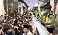 Kapolres Kudus Pantau Langsung Pembagian Nasi Jangkrik, Ribuan Warga Padati Kawasan Menara 