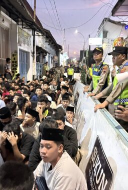 Kapolres Kudus Pantau Langsung Pembagian Nasi Jangkrik, Ribuan Warga Padati Kawasan Menara 